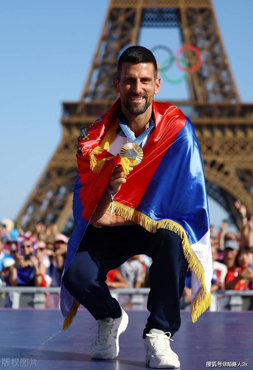 包含登贝莱现身法网展示欧冠奖杯德约科维奇祝贺大巴黎的词条  第1张