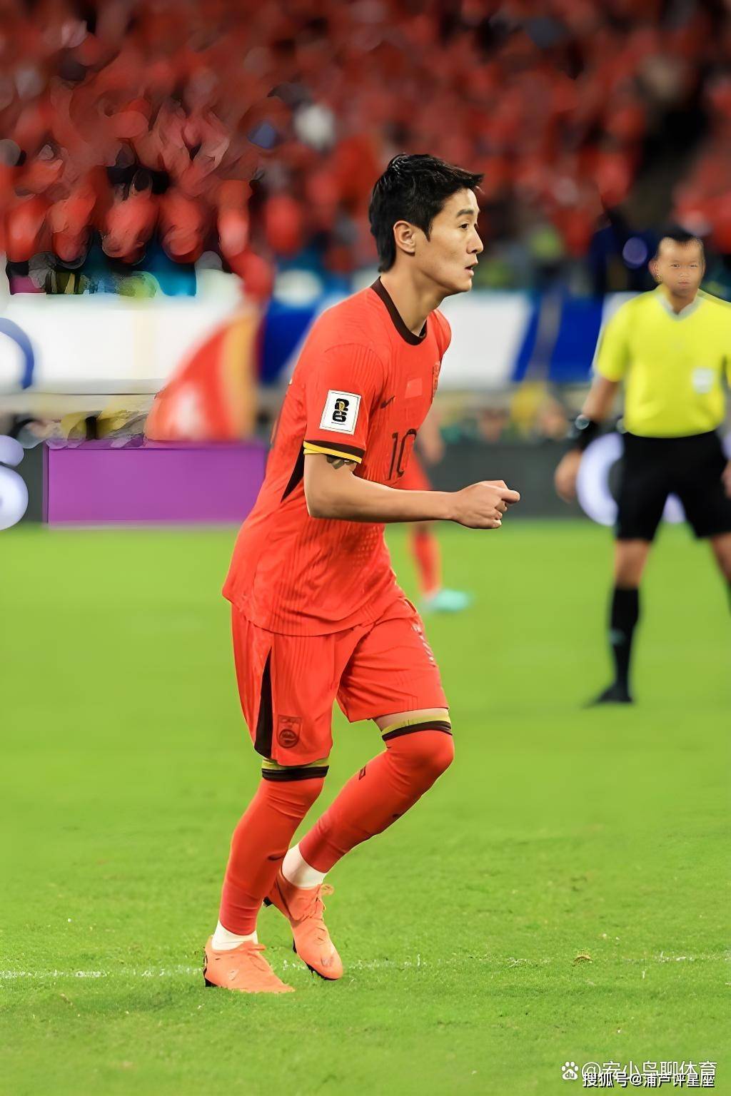 韦世豪对球迷主场声援予以回应球迷高举韦世豪球衣的简单介绍 第2张 韦世豪对球迷主场声援予以回应球迷高举韦世豪球衣的简单介绍 第2张