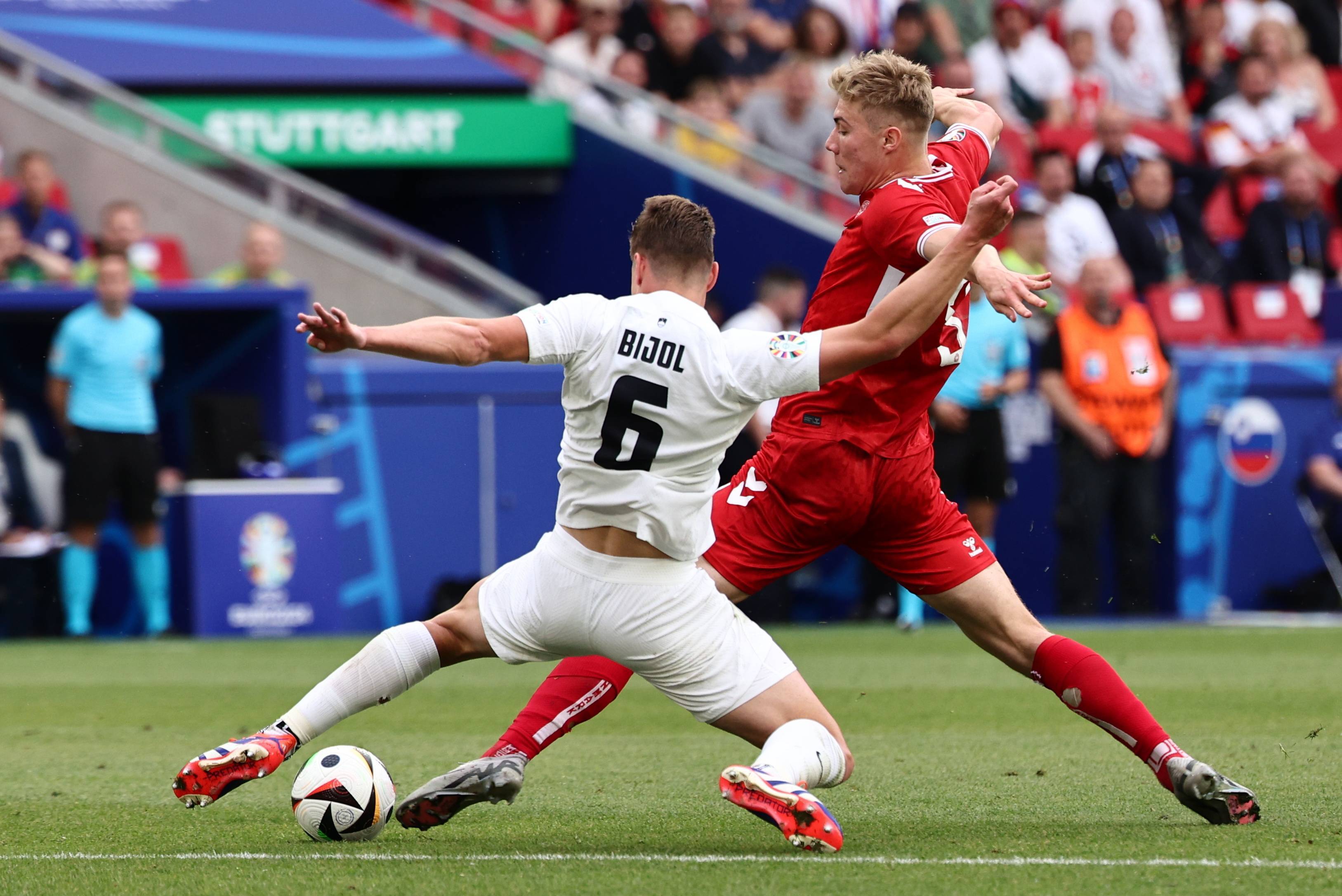 包含世预赛瑞士3-0斯洛文尼亚瑞士军刀取得2连胜排名小组第一的词条  第1张