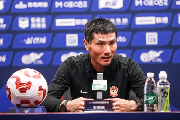 包含记者：邵佳一教练组土洋结合更受青睐借鉴男篮选帅模式的词条