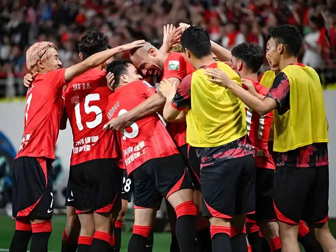 关于媒体人：韦世豪第二黄因忽视对方安全球员未适应新规则的信息