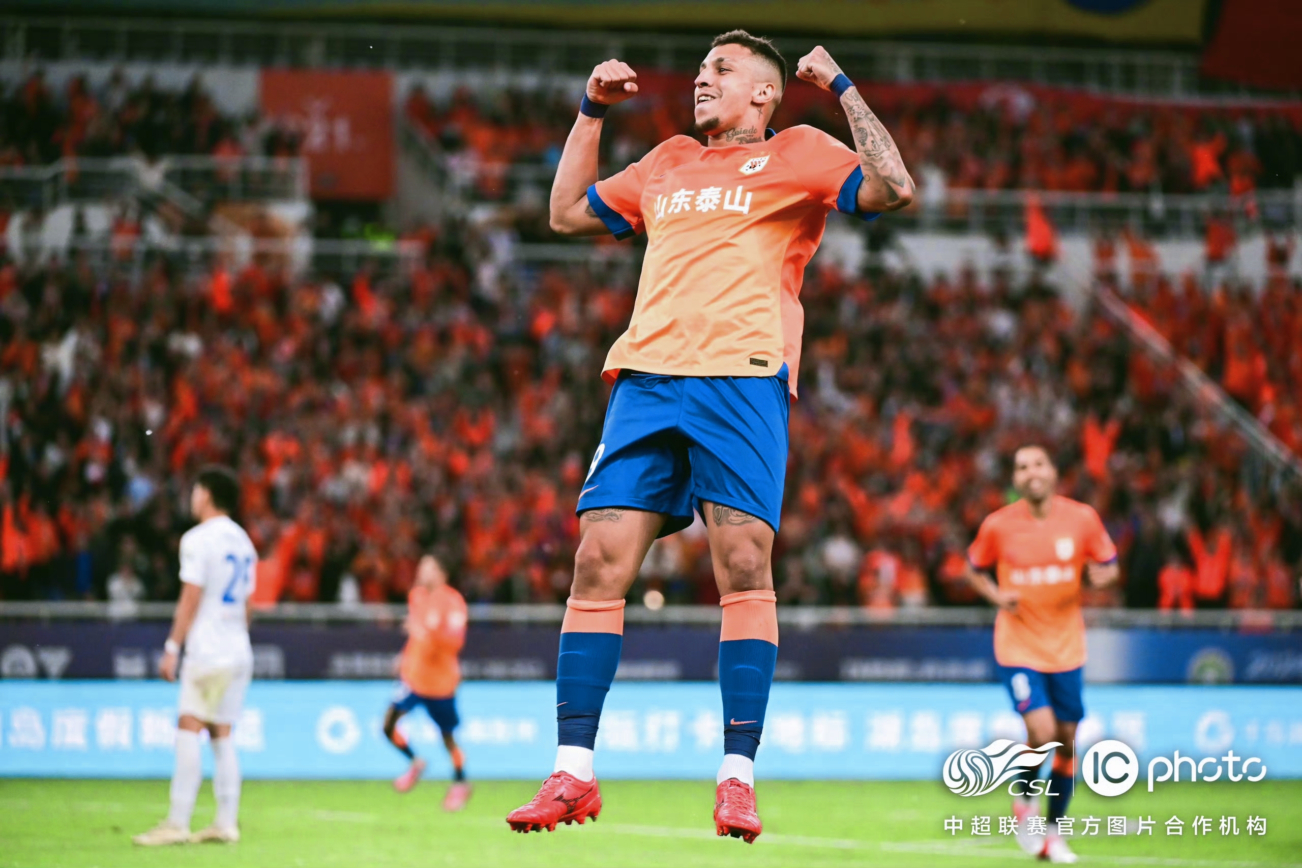 足协杯青岛红狮0-5山东泰山克雷桑双响建功陈蒲单刀破门的简单介绍