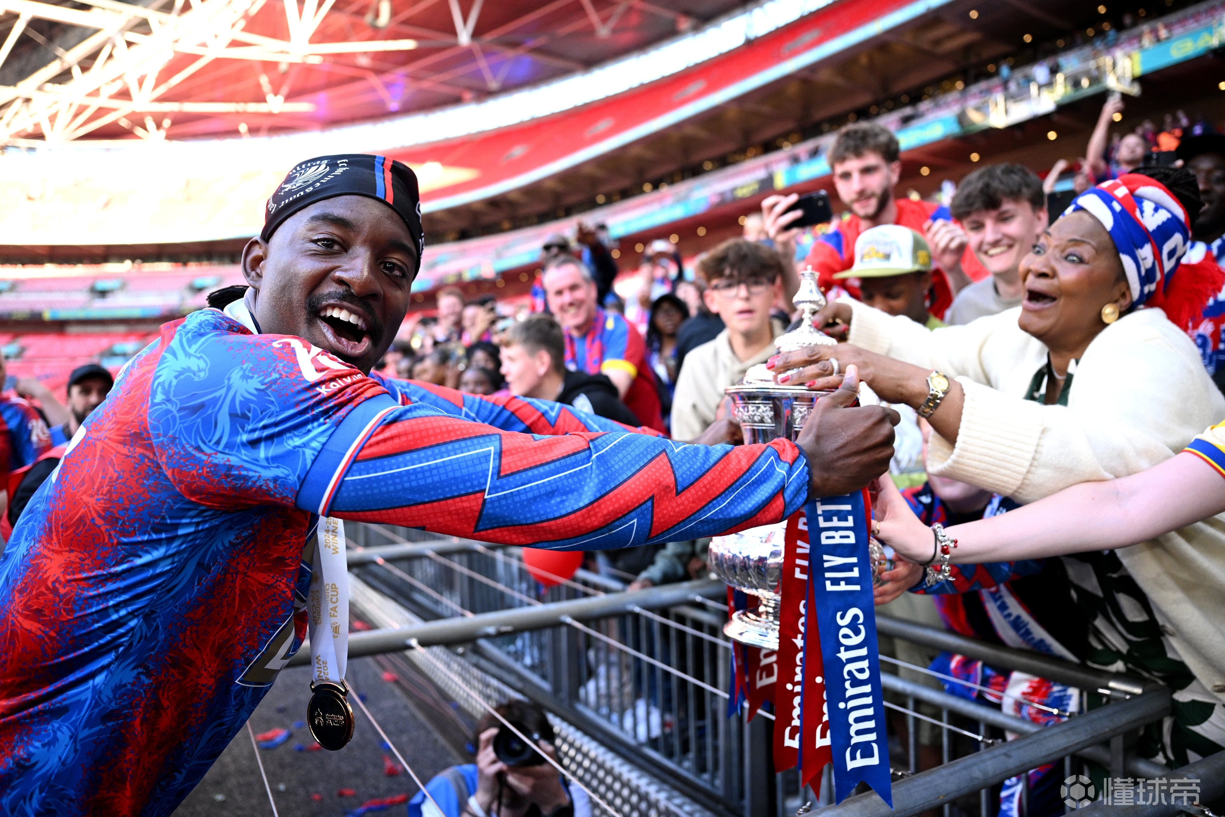 水晶宫不会就埃泽解约金进行商谈球队坚持要求高价的简单介绍 第1张 水晶宫不会就埃泽解约金进行商谈球队坚持要求高价的简单介绍 第1张