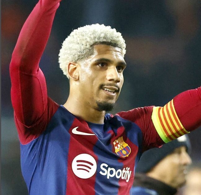 巴萨无意出售阿劳霍即使他本赛季表现不佳的简单介绍