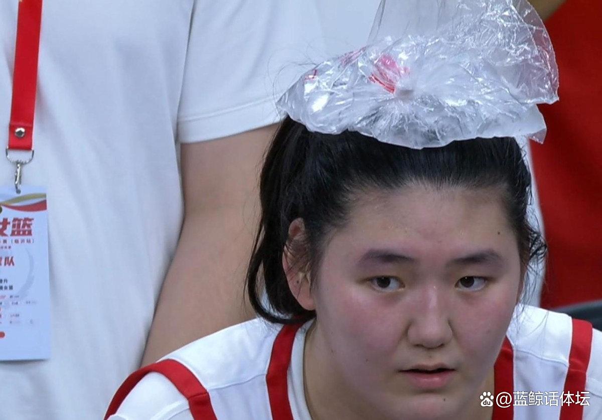 韩国球员碰瓷张子宇反被撞伤捂住肩膀痛苦下场的简单介绍  第1张