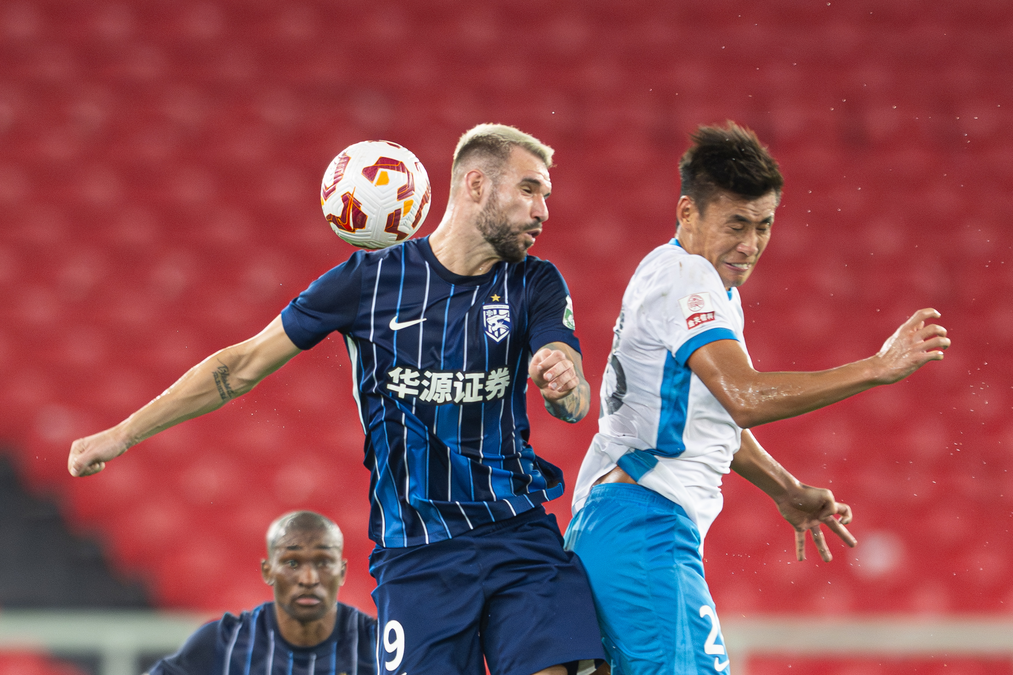 足球报：武汉三镇成功保级难掩困境球队并未走出动荡的简单介绍