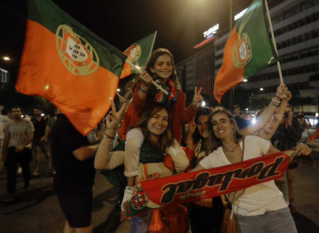 包含葡萄牙球员在大巴上唱歌庆祝夺冠与球迷互动的词条  第1张